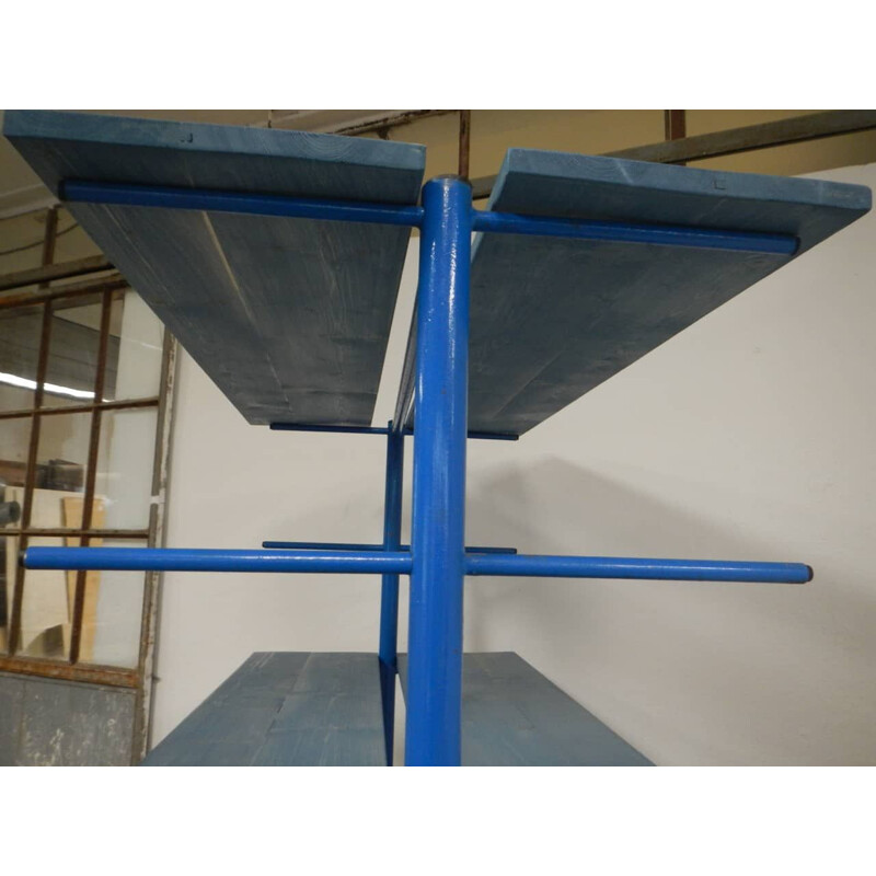 Vitrina vintage de hierro azul con 6 estantes de madera