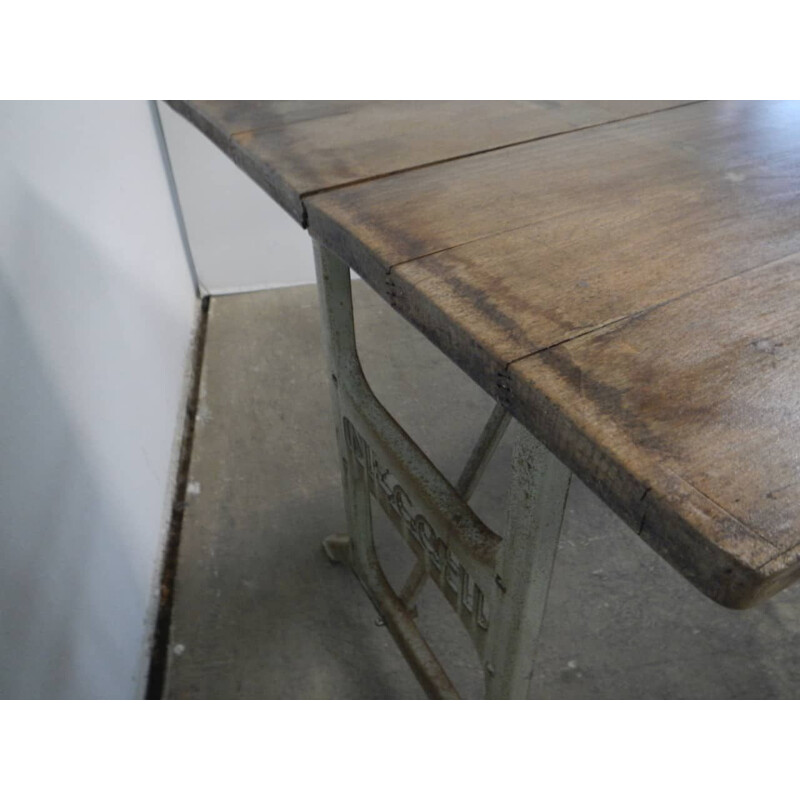 Table vintage en hêtre sur des bases en fonte de Necchi
