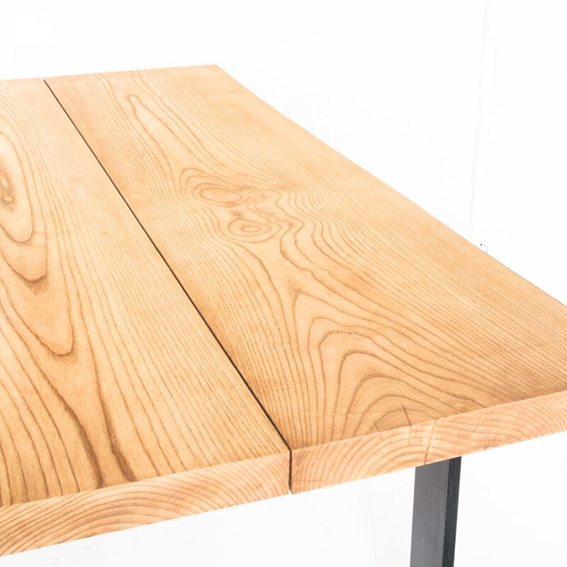 Tavolo da pranzo in legno di frassino massiccio con gambe in ferro trattato