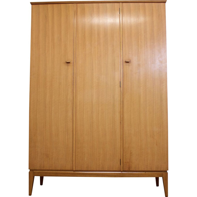 Armoire vintage à trois portes en noyer par Alfred Cox pour Heal's, Royaume-Uni 1960