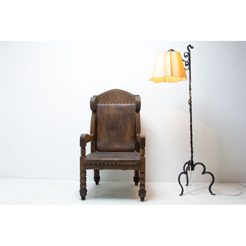 Cadeira de braços maciça do trono vintage em estilo historicista