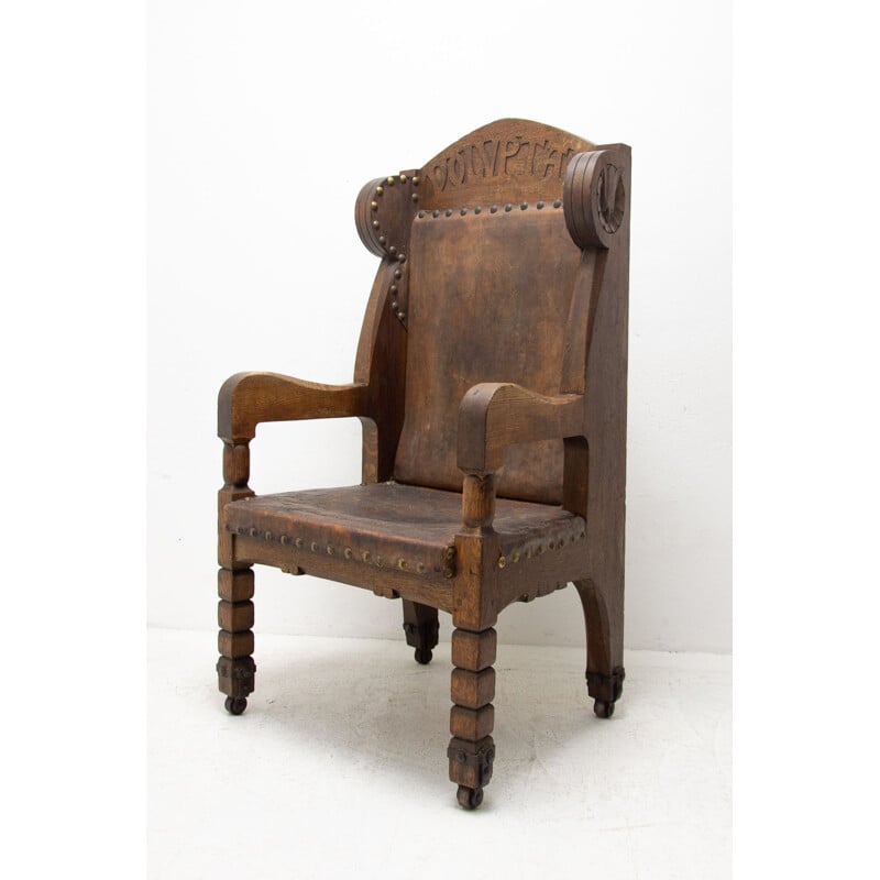 Cadeira de braços maciça do trono vintage em estilo historicista