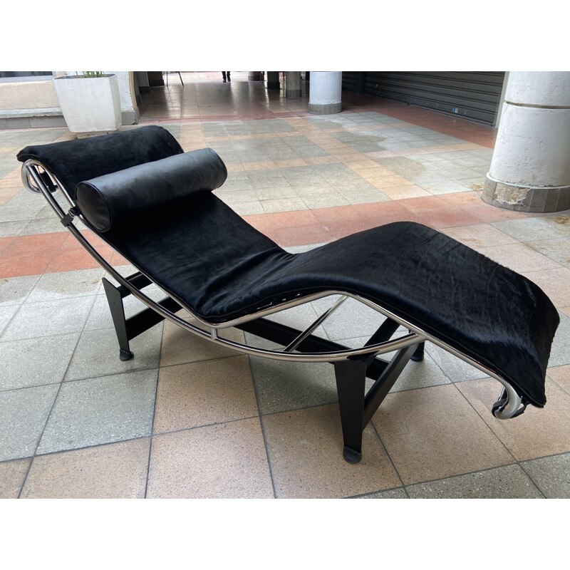 Vintage LC4 lounge chair in black cowhide by Le Corbusier and Charlotte Perriand for Cassina, 2016