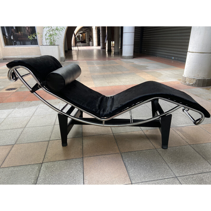 Vintage LC4 lounge chair in black cowhide by Le Corbusier and Charlotte Perriand for Cassina, 2016