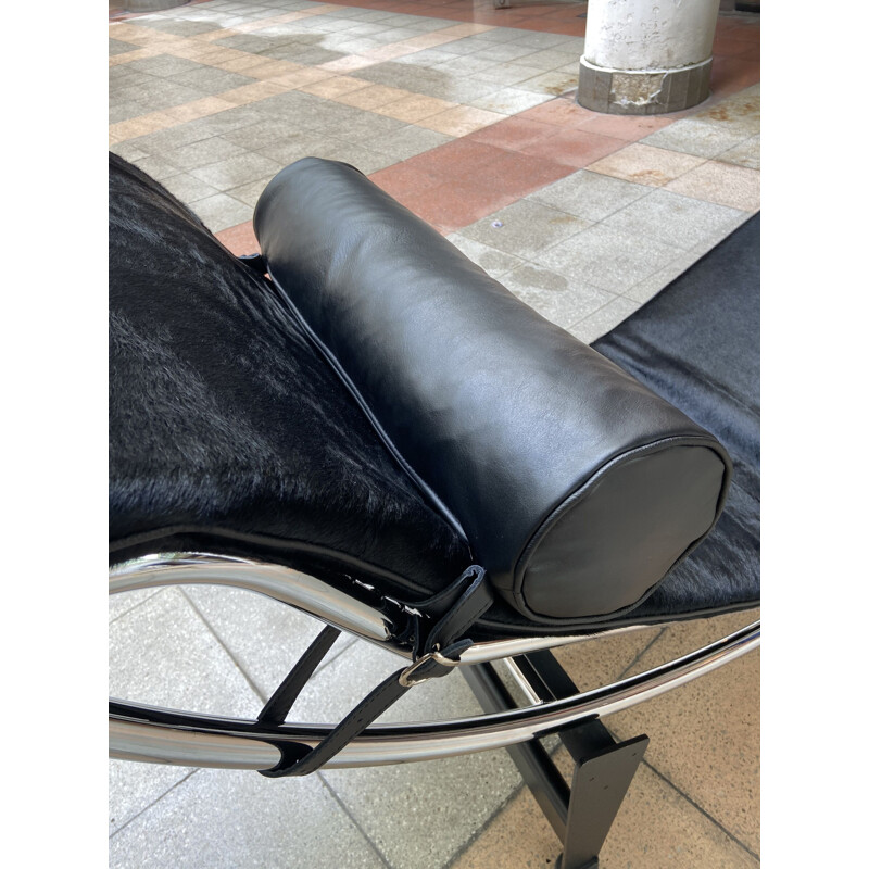 Vintage LC4 lounge chair in black cowhide by Le Corbusier and Charlotte Perriand for Cassina, 2016