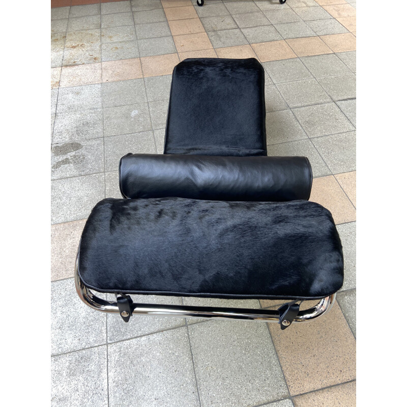 Vintage LC4 lounge chair in black cowhide by Le Corbusier and Charlotte Perriand for Cassina, 2016