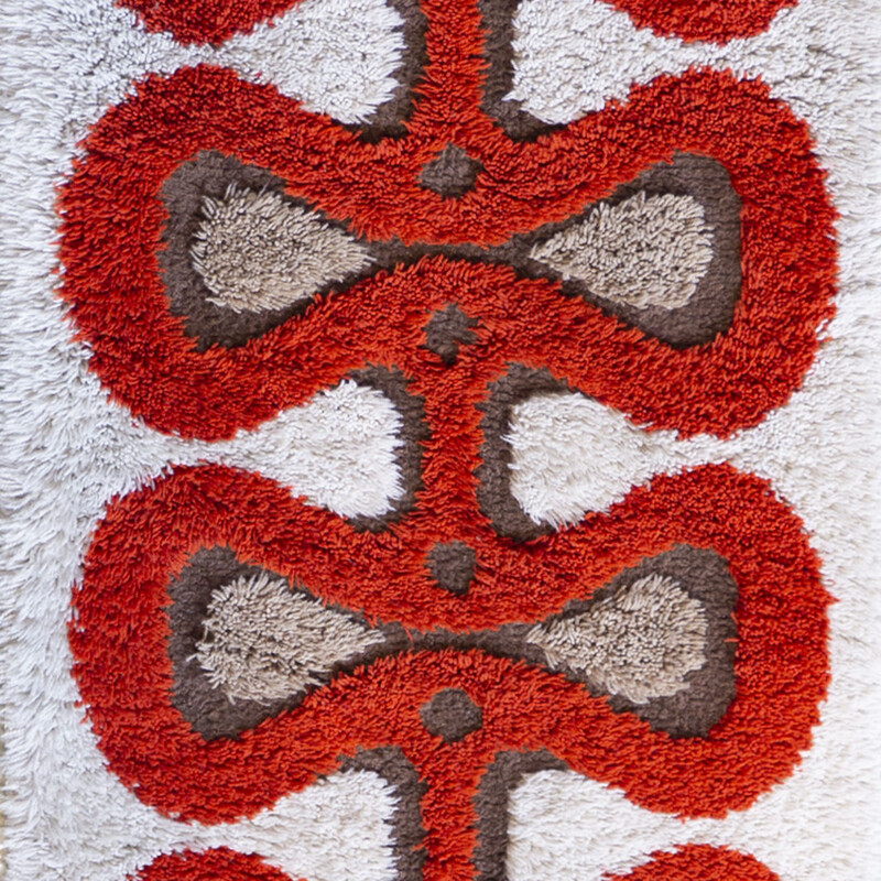 Red wave Space Age rug