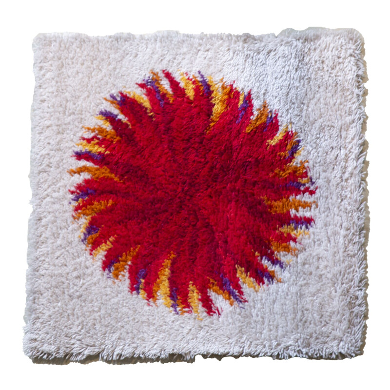 Vintage red dahlia gram Rya rug