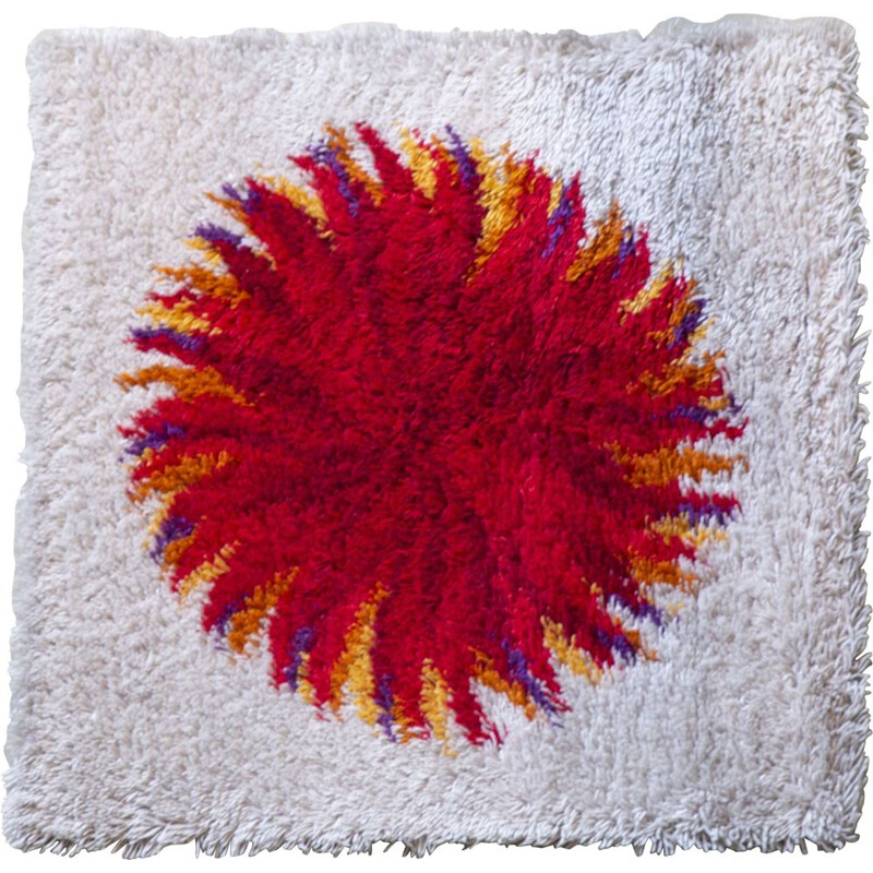 Vintage red dahlia gram Rya rug