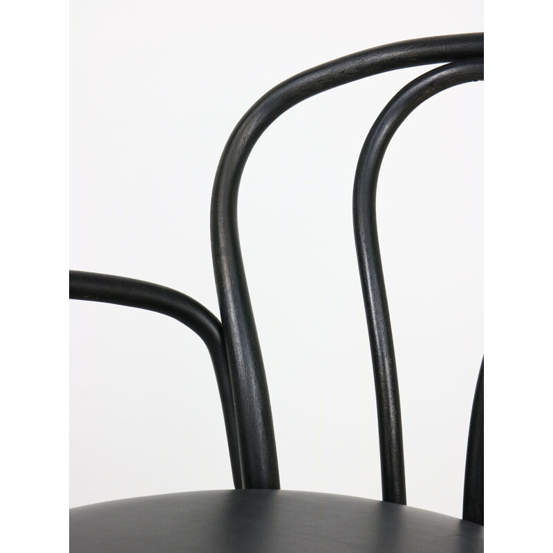 No.18 sedia vintage in pelle nera con braccioli di Michael Thonet