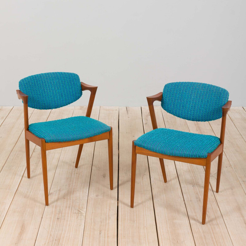 Par de cadeiras de teca 42 com estofos originais azuis de Kai Kristiansen, Dinamarca 1960