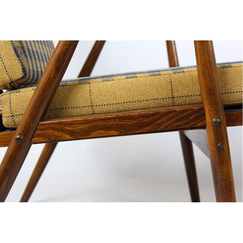 Paire de fauteuils boomerang vintage en bois avec coussins à carreaux double face par Ton, Tchécoslovaquie 1970