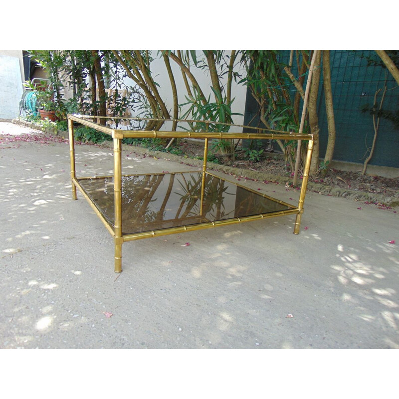 Table basse vintage en laiton en forme de bambou et verres fumé par Maison Bagues