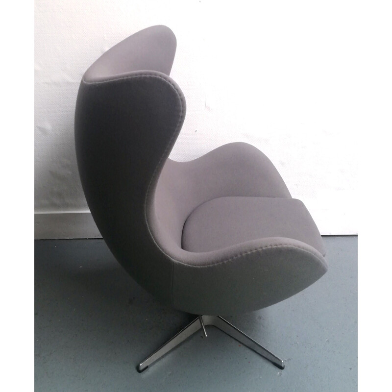 Vintage "egg" armchair by Arne Jacobsen for Fritz Hansen