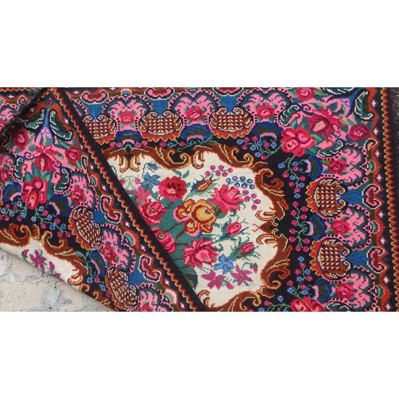 Tapis kilim en laine avec motifs floraux - 1970