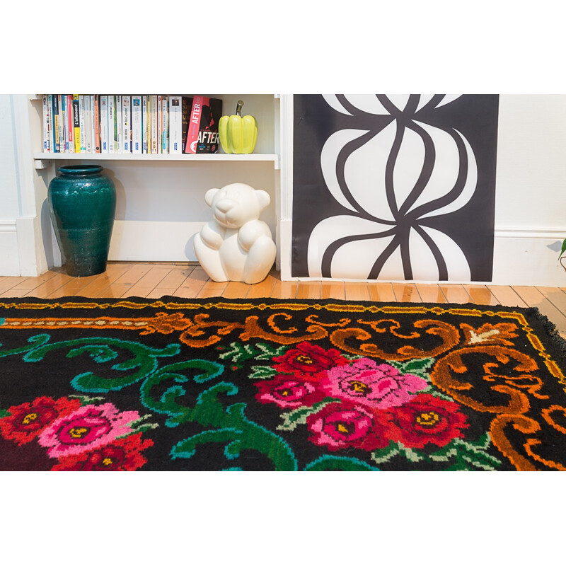 Tapis de salon noir, vert foncé et rose avec fleurs - 1970