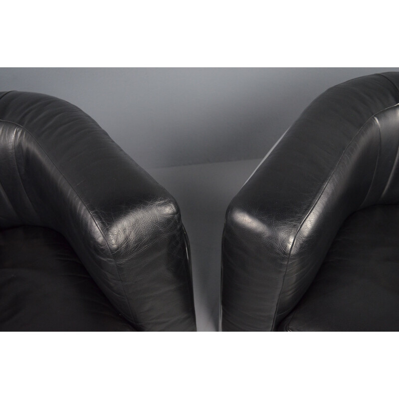Pair of mid century "Onda" armchairs in black leather by De Pas, D'Urbino & Lomazzi for Zanotta,1990