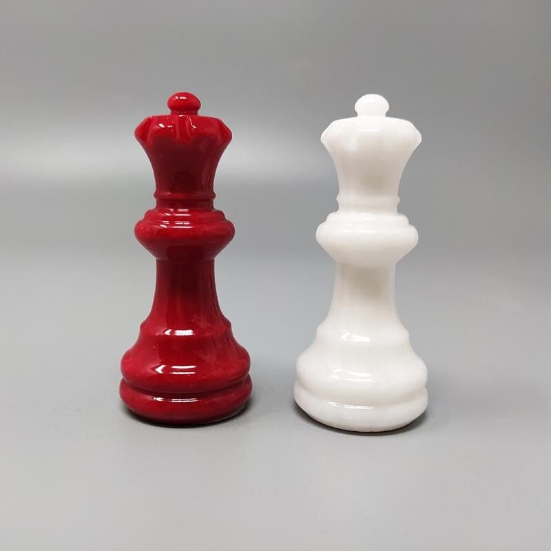 Jeu d'échecs vintage rouge et blanc en albâtre de Volterra fait à la main, Italie 1970