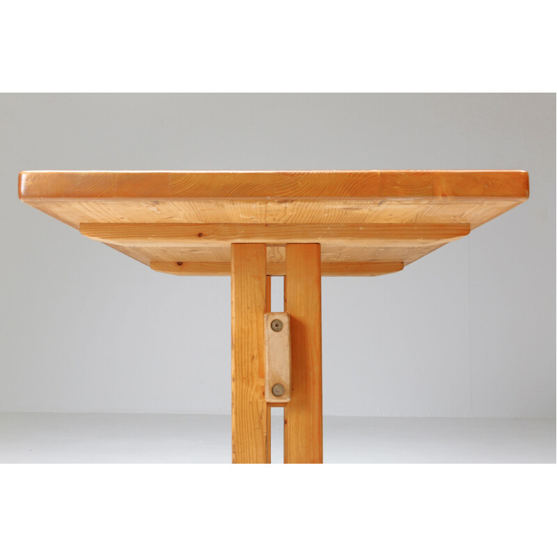 Ensemble de 10 tables vintage en pin par Charlotte Perriand, 1960