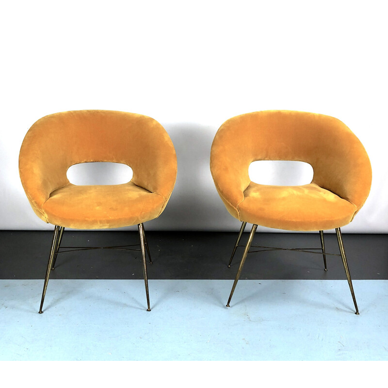 Pareja de sillones vintage de terciopelo dorado de Silvio Cavatorta, 1950