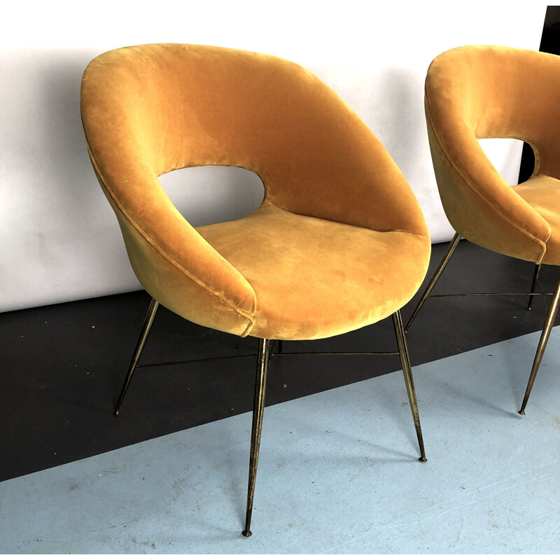 Pareja de sillones vintage de terciopelo dorado de Silvio Cavatorta, 1950