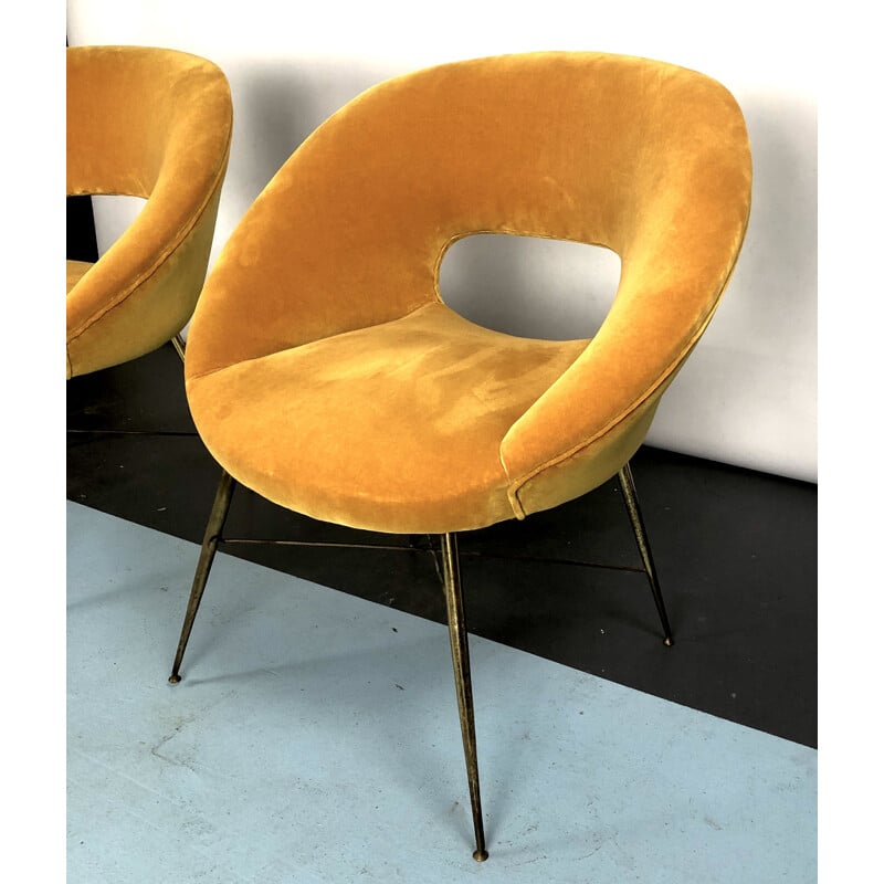 Pareja de sillones vintage de terciopelo dorado de Silvio Cavatorta, 1950