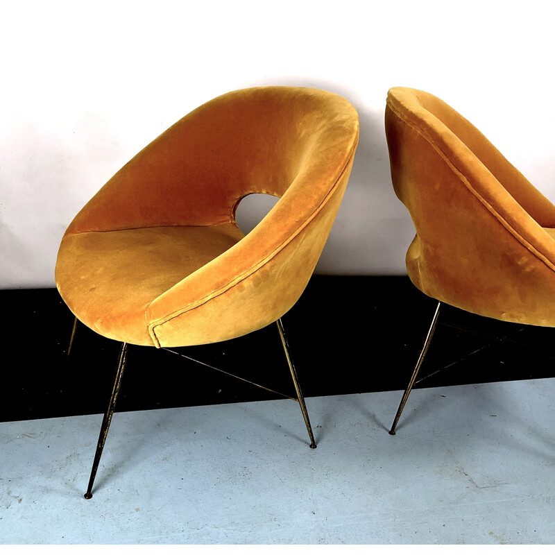 Pareja de sillones vintage de terciopelo dorado de Silvio Cavatorta, 1950
