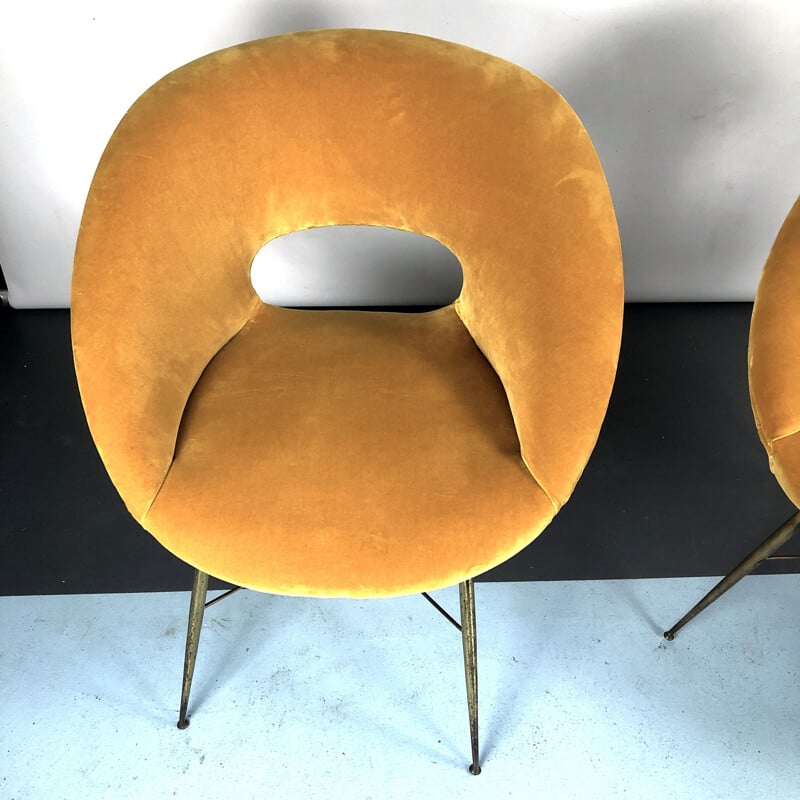 Paire de fauteuils vintage en velours doré de Silvio Cavatorta, 1950