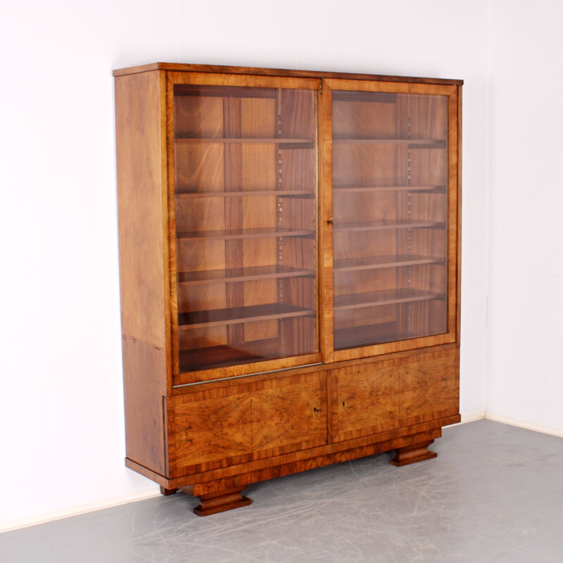 Oude boekenkast van hout en glas, 1930
