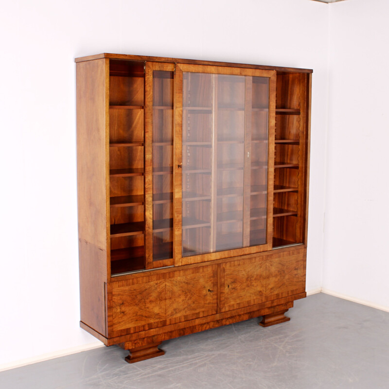 Oude boekenkast van hout en glas, 1930