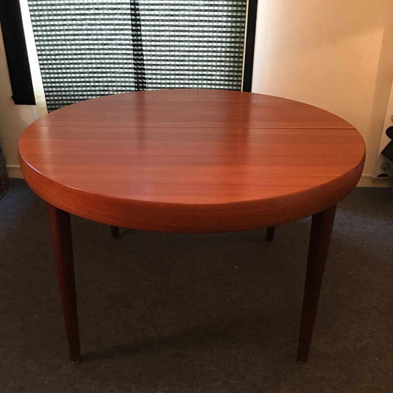 Round Scandinavian extendable table in teak - 1950s