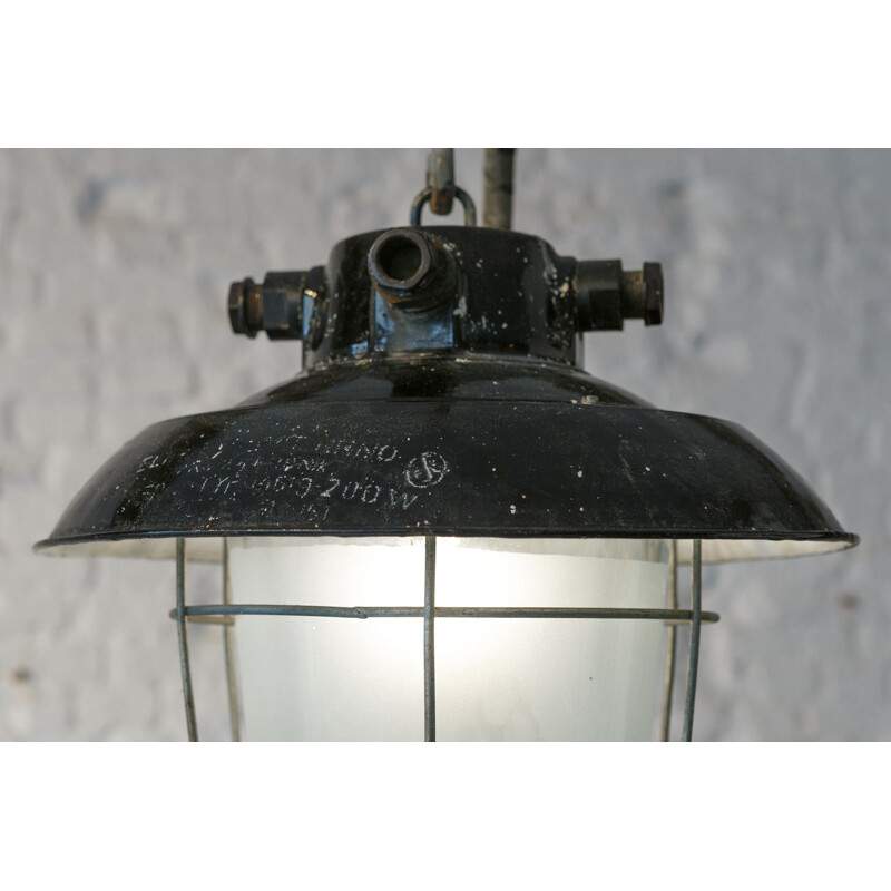 Vintage geëmailleerde hanglamp met glazen bol, Tsjechoslowakije 1950