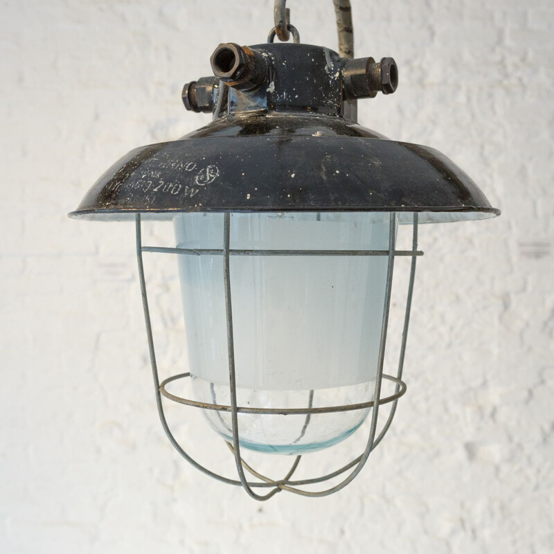 Lámpara de suspensión vintage esmaltada con globo de cristal, Checoslovaquia 1950