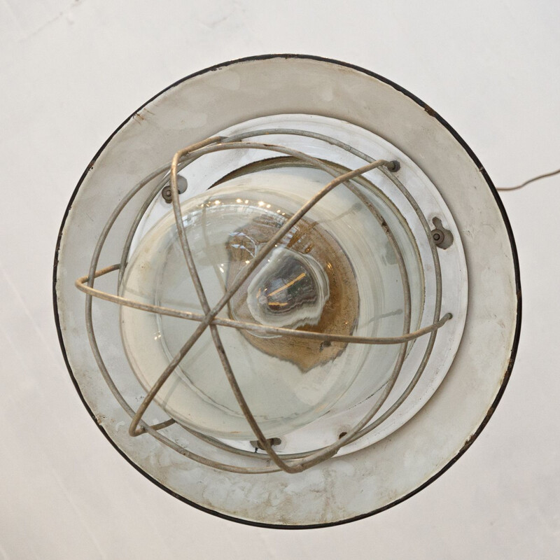 Lampada a sospensione d'epoca smaltata con globo in vetro, Cecoslovacchia 1950
