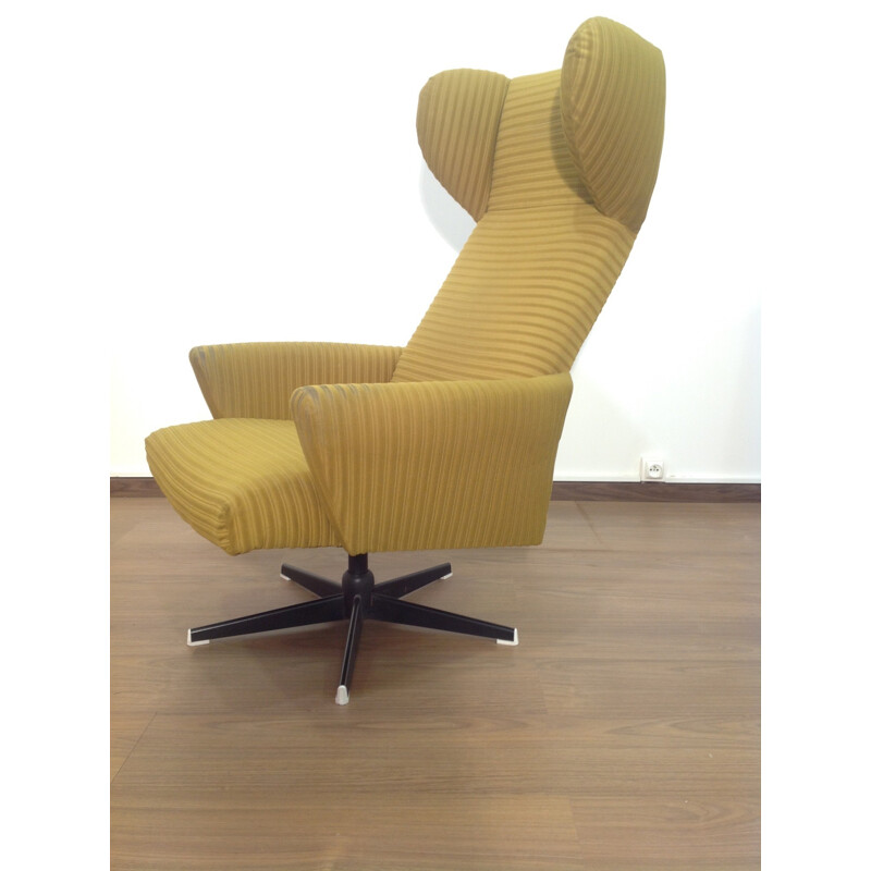 Fauteuil pivotant vintage en velours jaune avec dossier haut, Tchécoslovaquie 1980