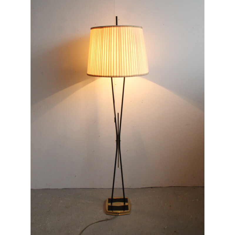 Lámpara de pie vintage de latón plisado, 1950