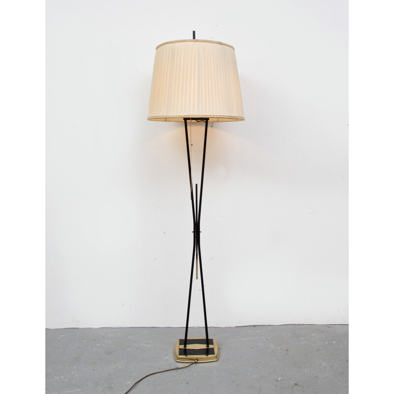 Lámpara de pie vintage de latón plisado, 1950