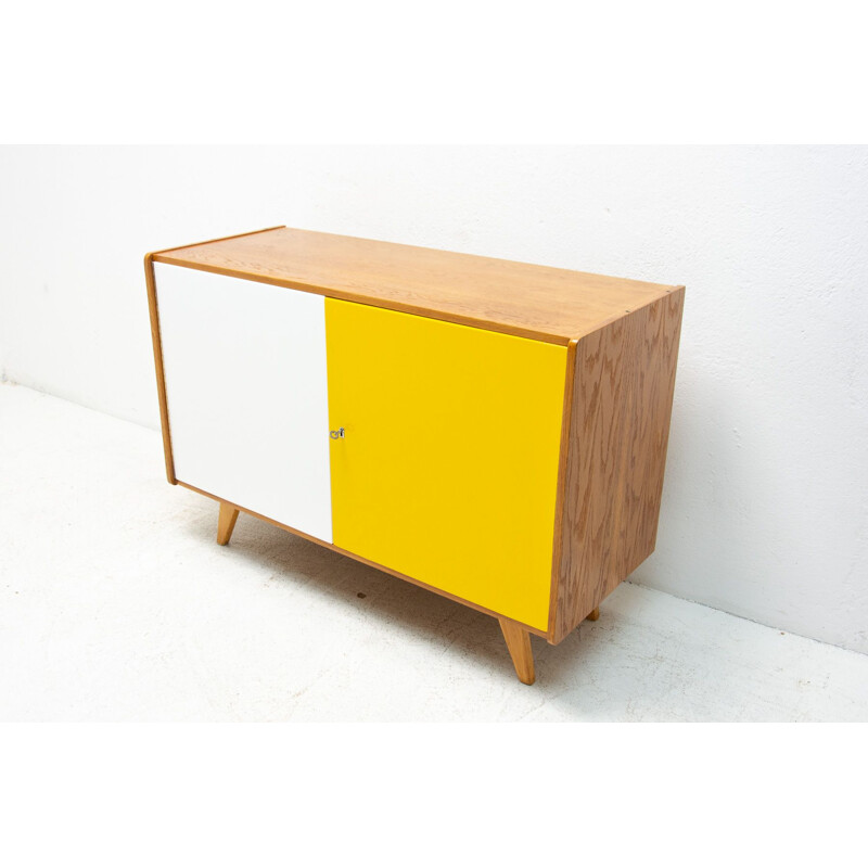 Credenza vintage in faggio U-450 di Jiří Jiroutek per Interiér Praha, Cecoslovacchia 1960