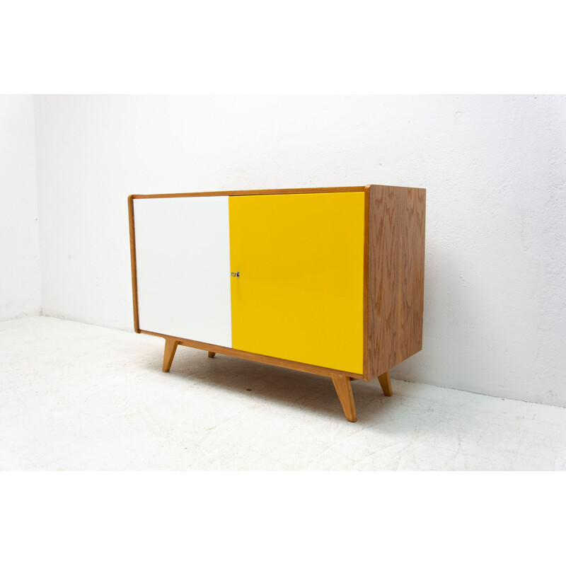 Credenza vintage in faggio U-450 di Jiří Jiroutek per Interiér Praha, Cecoslovacchia 1960