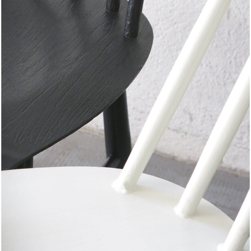 Paire de chaises vintage noir et blanc modèle Fanett d'Ilmari Tapiovaara