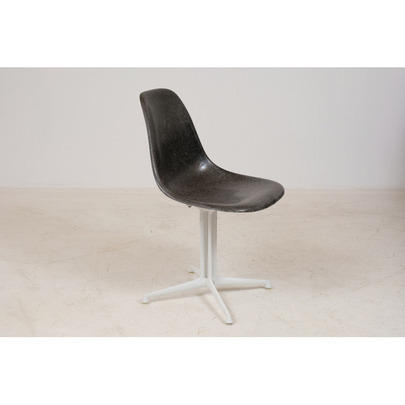 Vintage Eames chair by Herman Miller, 1970