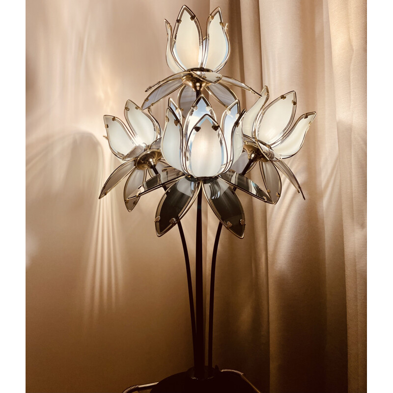 Duplicatie antenne Of anders Vintage lamp with lotus flowers