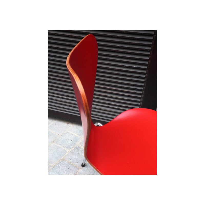 Stuhl "3107" aus rotem Sperrholz, Arne JACOBSEN - 1955