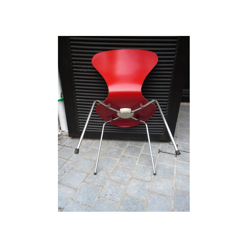 Stuhl "3107" aus rotem Sperrholz, Arne JACOBSEN - 1955
