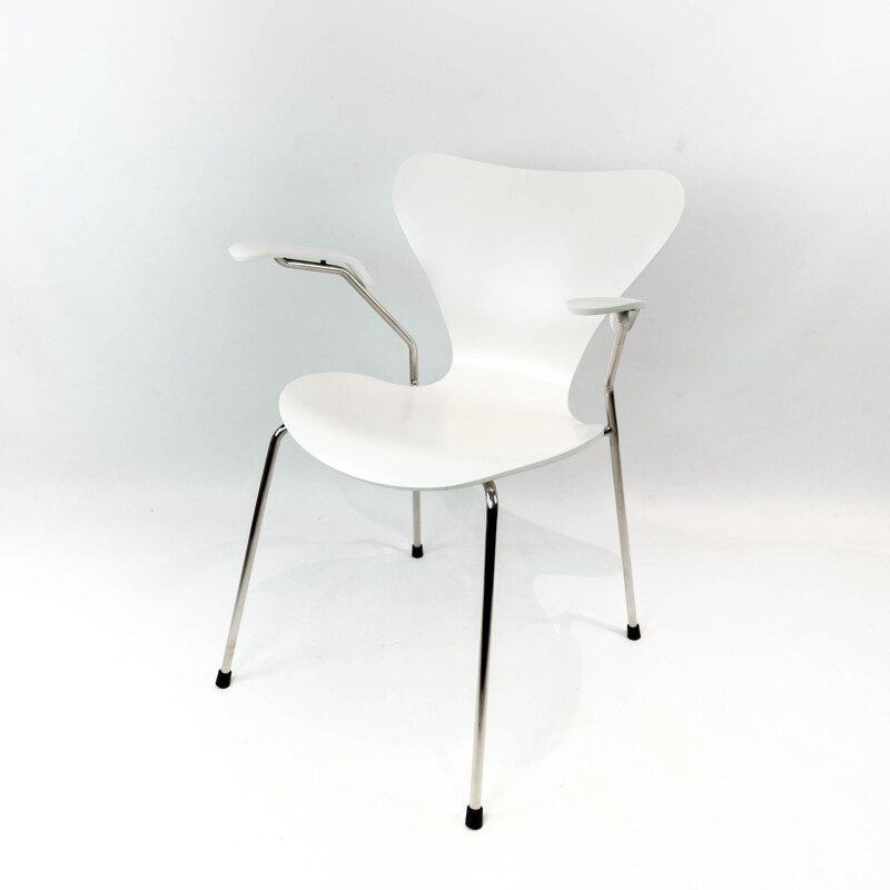Sete cadeiras brancas vintage modelo 3207 com apoios de braço de Arne Jacobsen para Fritz Hansen