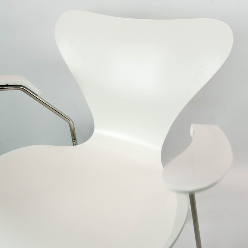 Sette sedie vintage bianche modello 3207 con braccioli di Arne Jacobsen per Fritz Hansen