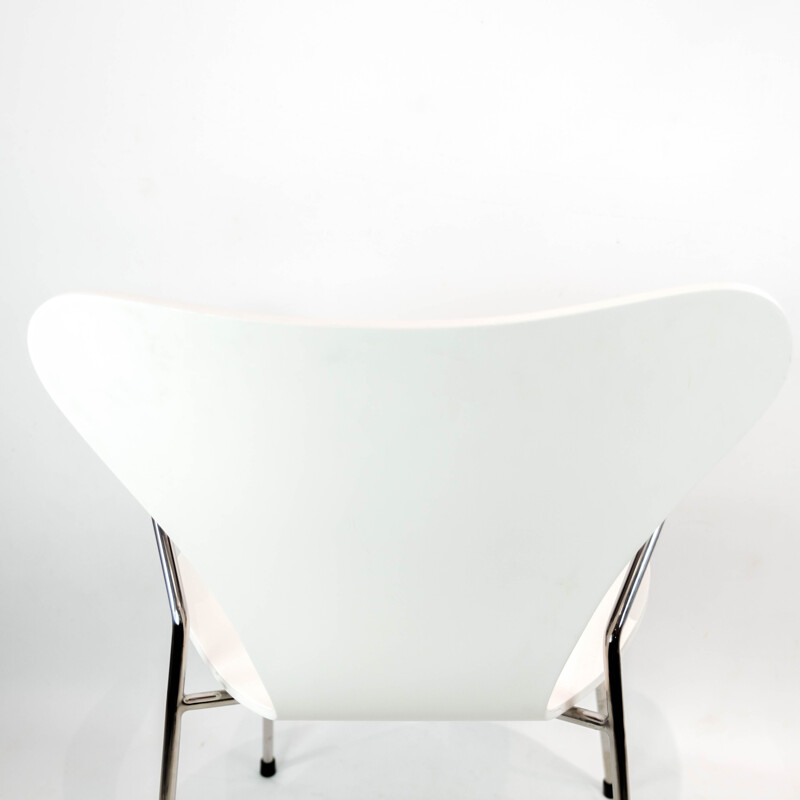 Vintage white Seven chair model 3207 with armrests by Arne Jacobsen for Fritz Hansen