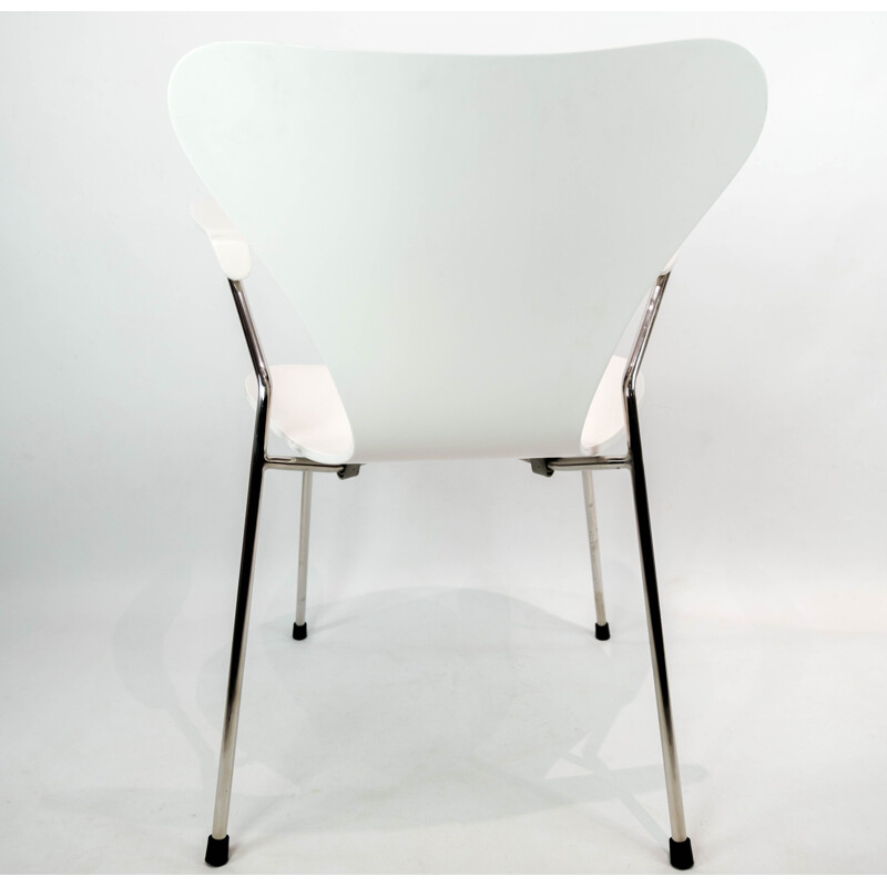 Sete cadeiras brancas vintage modelo 3207 com apoios de braço de Arne Jacobsen para Fritz Hansen
