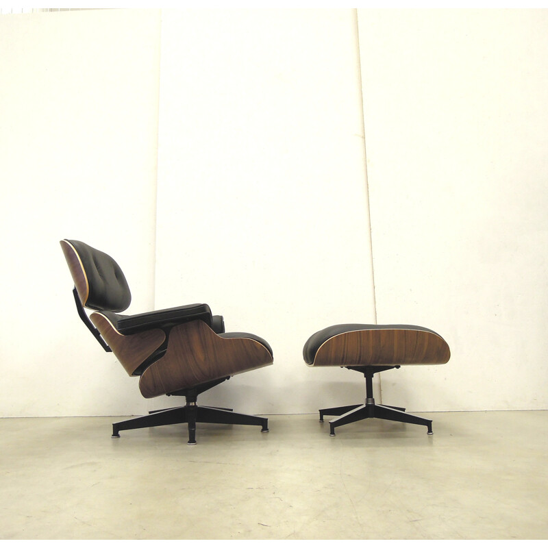 Fauteuil "Lounge Chair" avec son ottoman Herman Miller en cuir noir et noyer, Charles & Ray EAMES - 2000