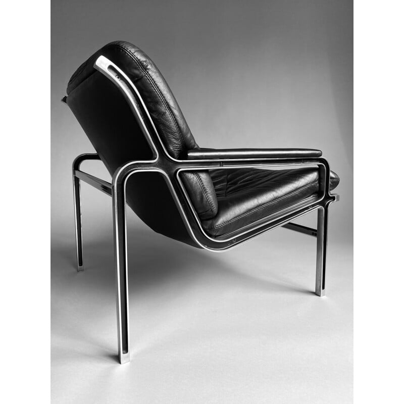 Vintage Aluline fauteuil in zwart leer van Andre VandenBeuck, 1960